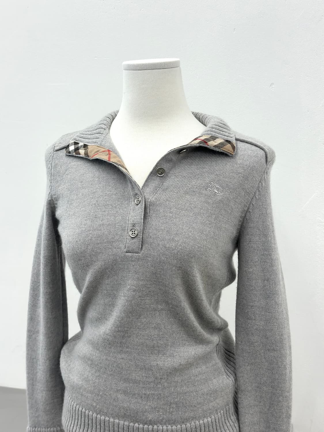 버버리 기마로고 그레이 버튼 카라 울 니트 상품이미지2