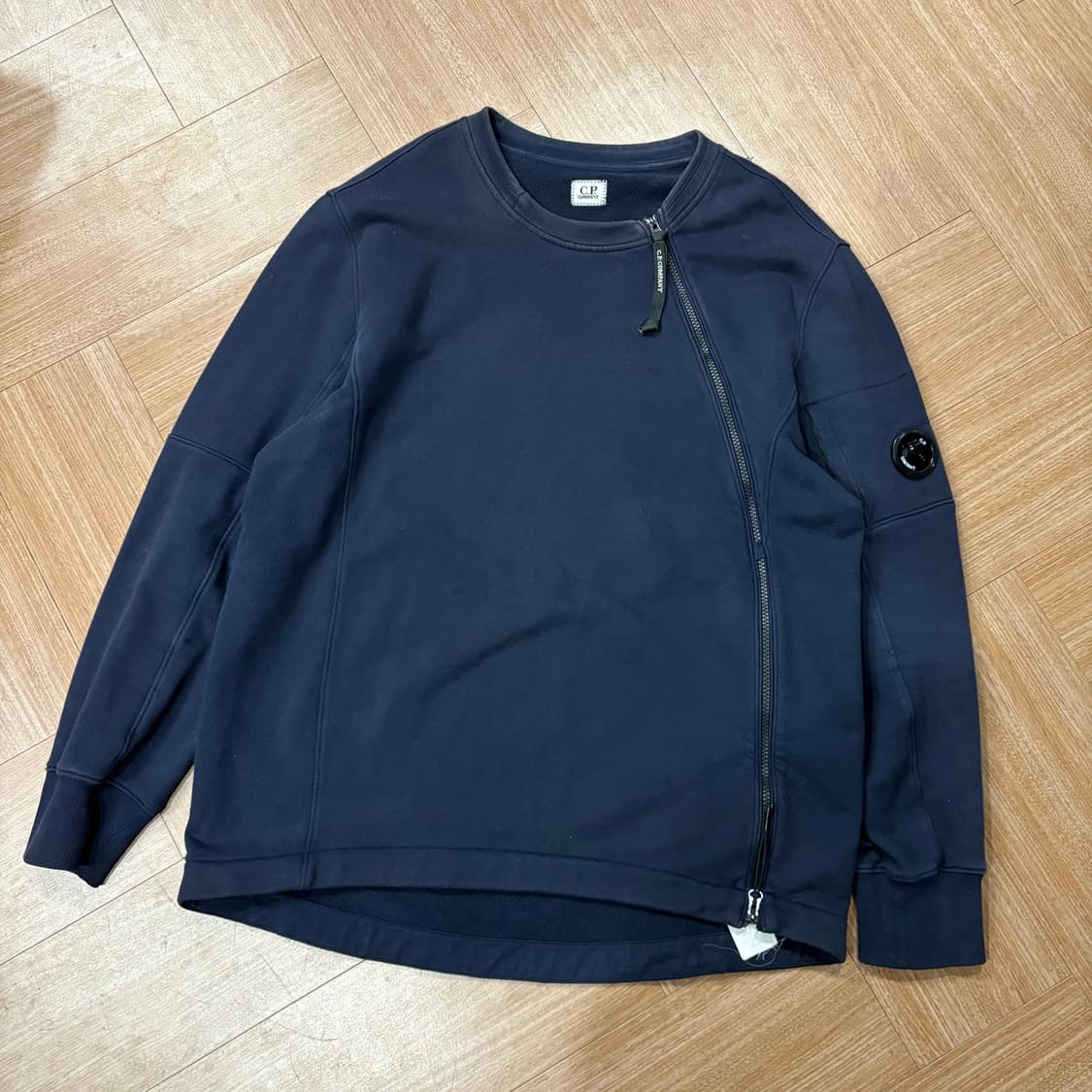 씨피컴퍼니 사선 지퍼 렌즈 스웻셔츠 상품이미지1