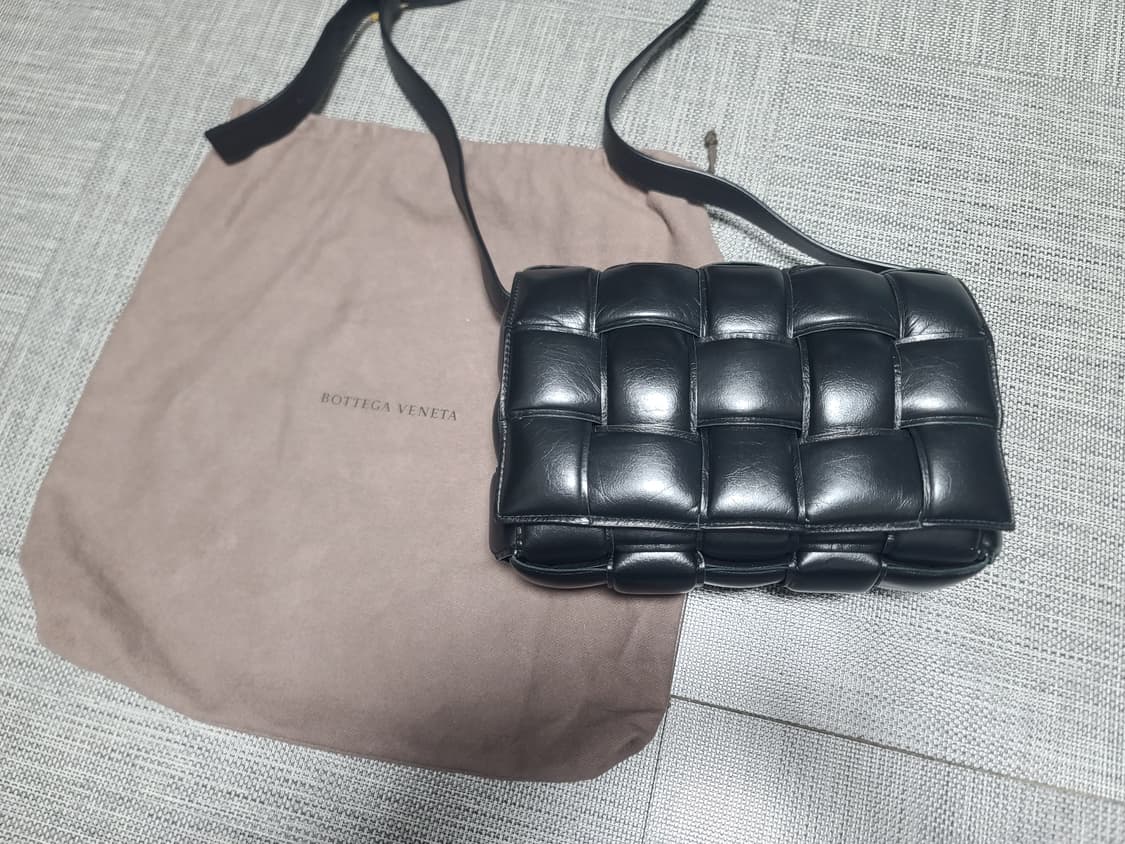 보테가베네타 패딩백 블랙 골드 크로스백 상품이미지1