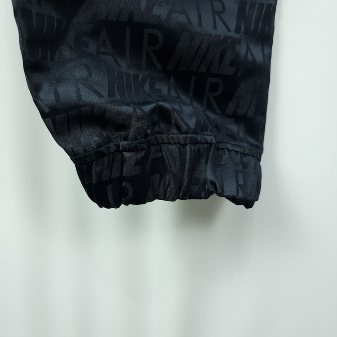 [나이키] 멀티 로고 패턴 사틴 반팔 점프수트 M20132 상품이미지5