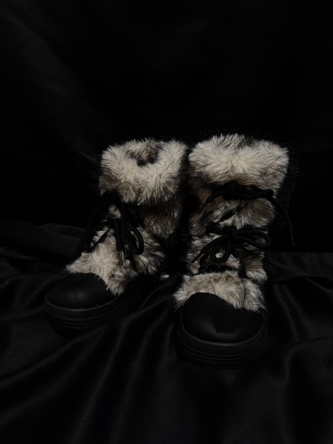 “Unknown” white Fur Detail Boots 상품이미지1