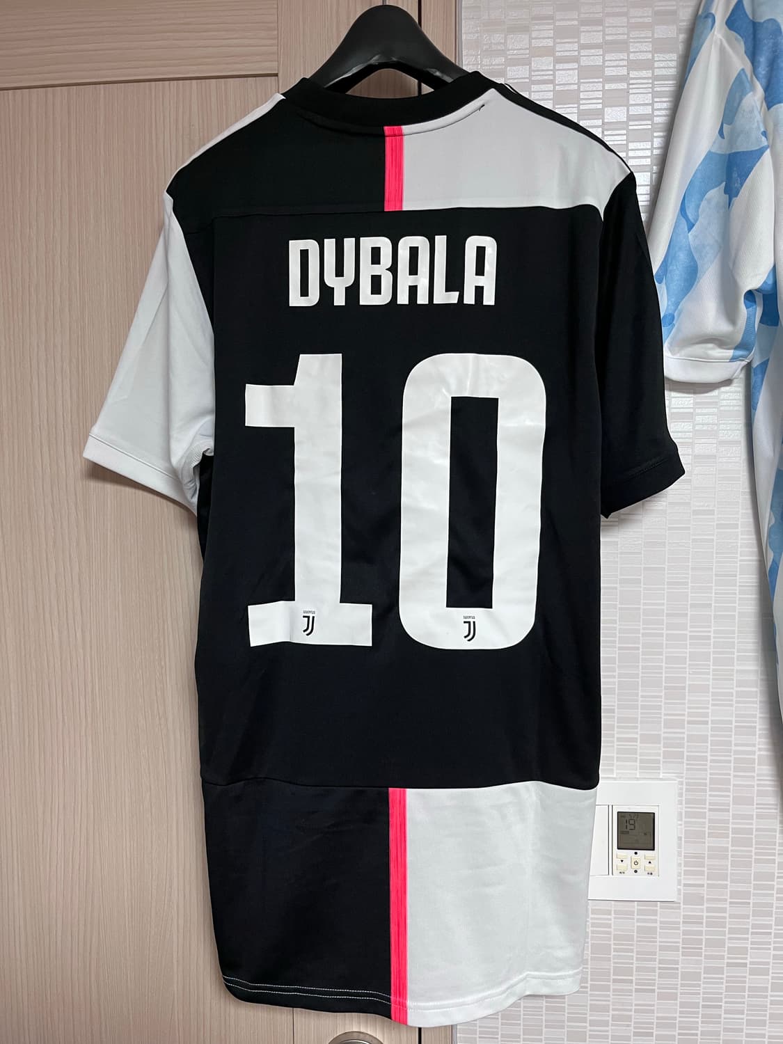 유벤투스 19-20 홈 유니폼 디발라 마킹 상품이미지2