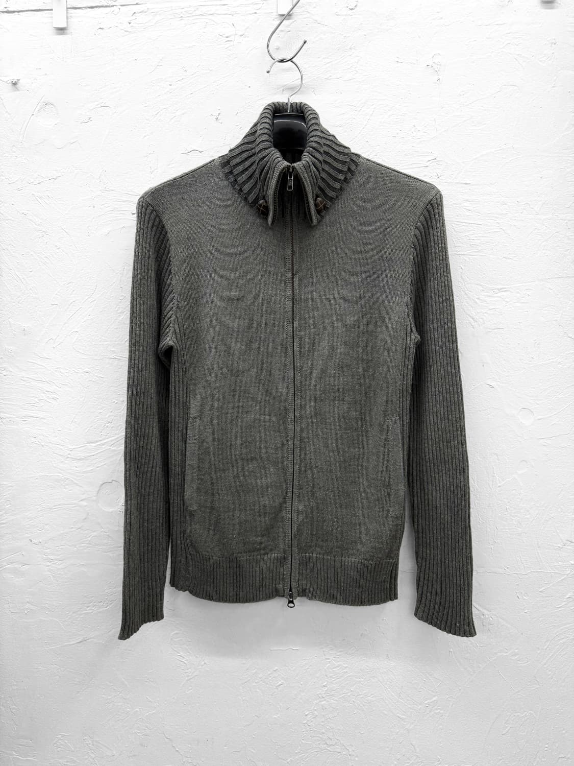 캐서린 햄넷 하이넥 투웨이 니트집업 상품이미지1