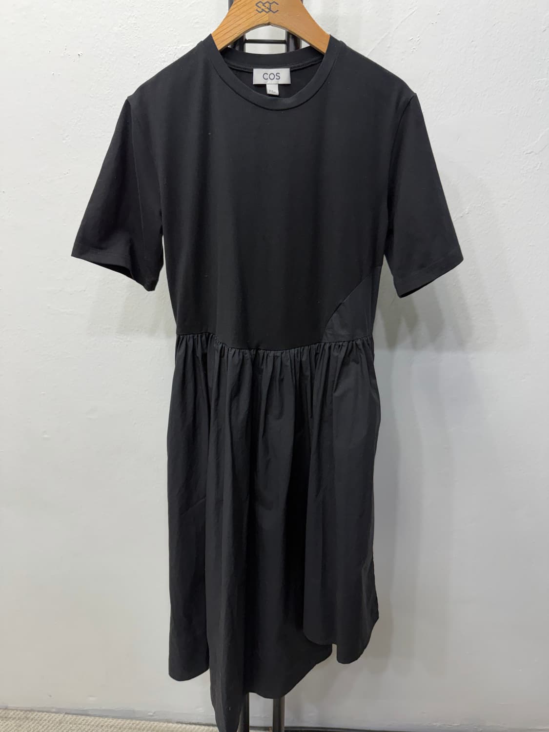 정품) COS 코스 신형 블랙 셔링 반팔 원피스 XS 상품이미지1