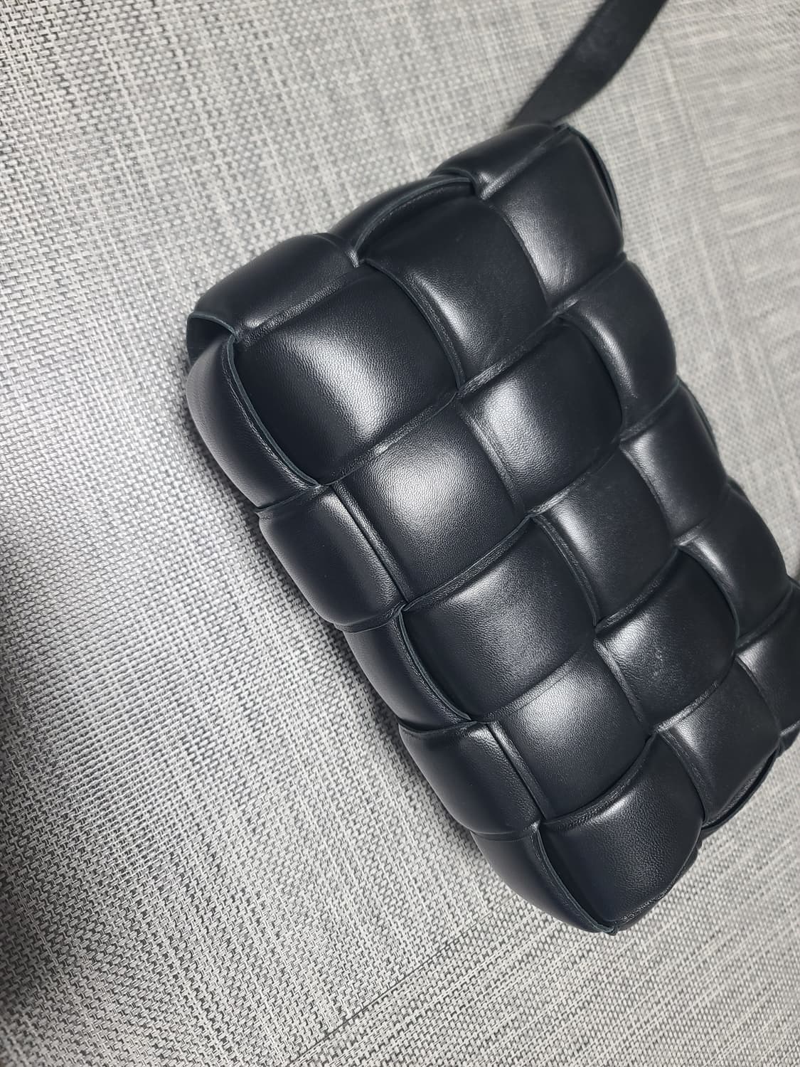 보테가베네타 패딩 레더 카세트백 블랙 금장 크로스백 상품이미지7