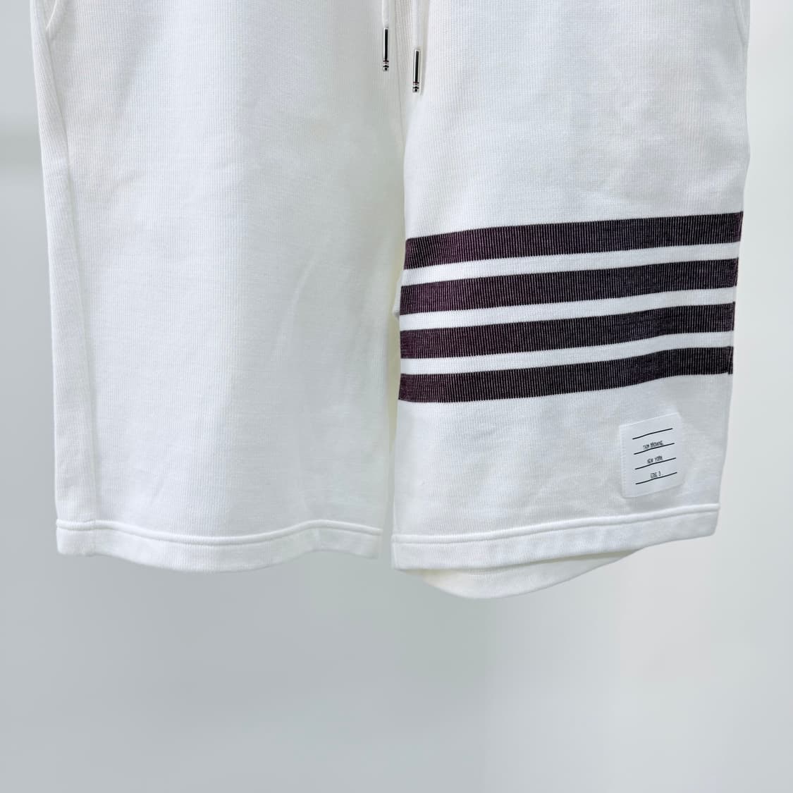 [S+급/3] 톰브라운 사선완장 루프백 스웨트 반바지 화이트 상품이미지4