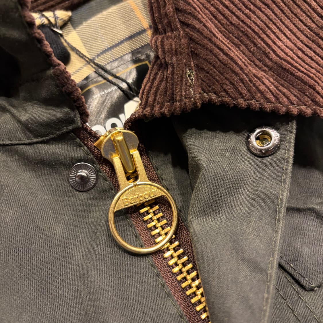 [38/97] 21ss 바버 비데일 왁스 자켓 올리브 그린 C522 상품이미지5