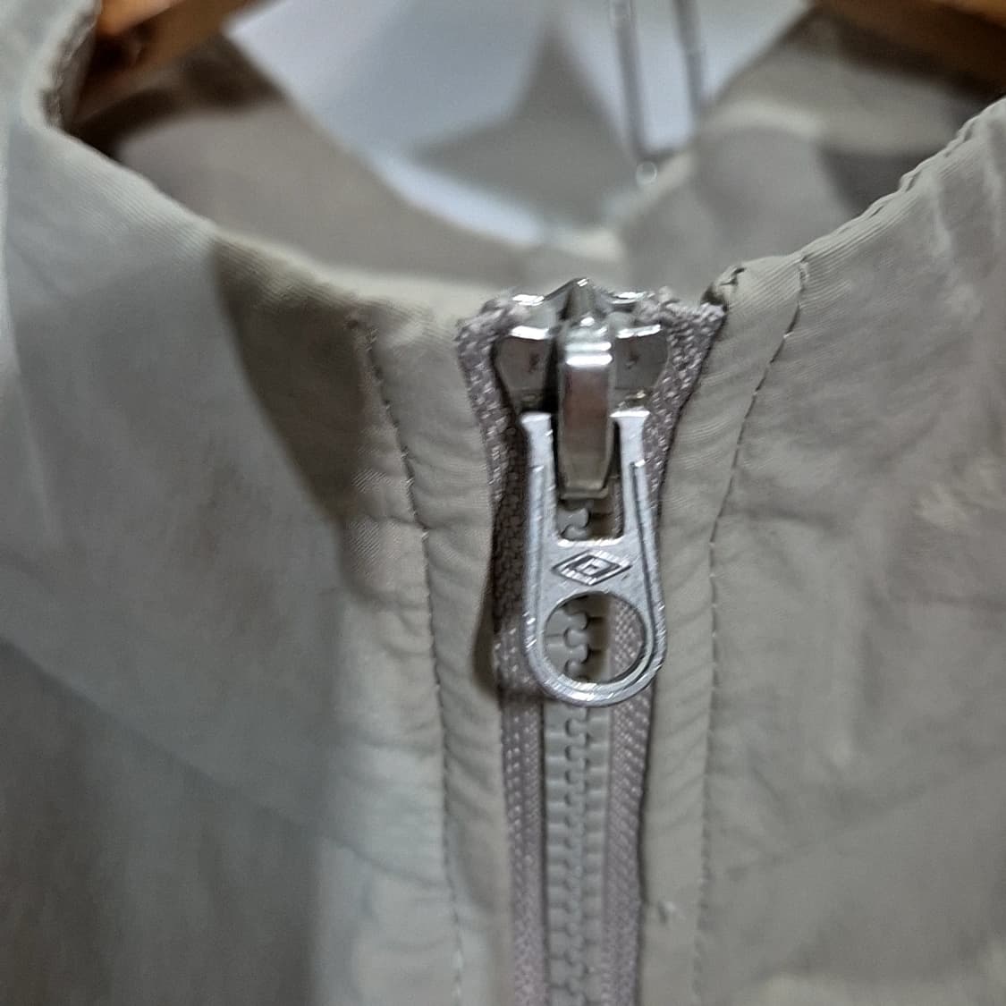 엄브로 빅로고 배색 바람막이 상품이미지6