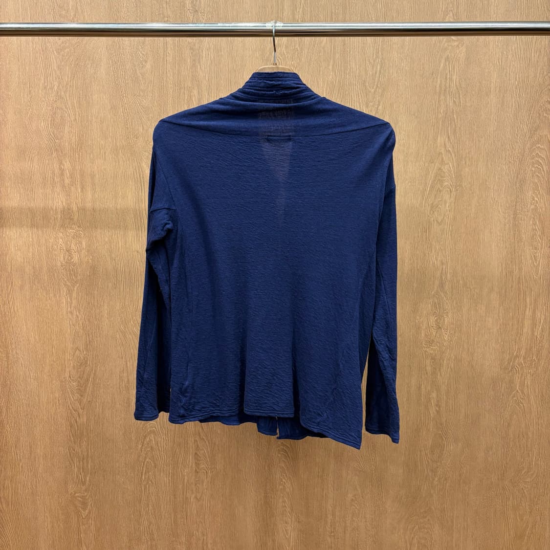 이세이미야케 플랜테이션 긴팔 가디건 풀버튼 숄칼라 러프 디테일 네이비 상품이미지3