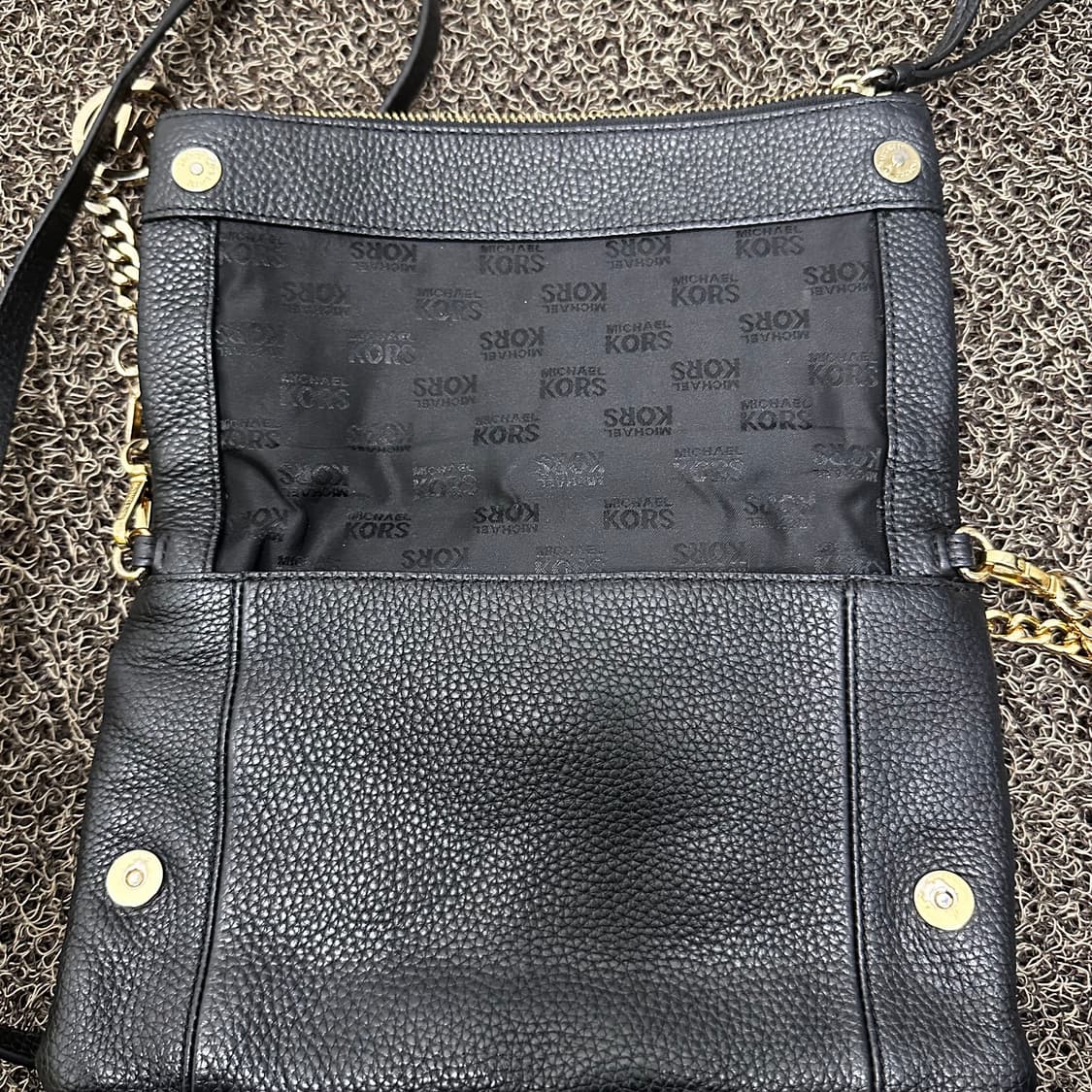 마이클코어스 여성 크로스백 가죽 가방 블랙 상품이미지7