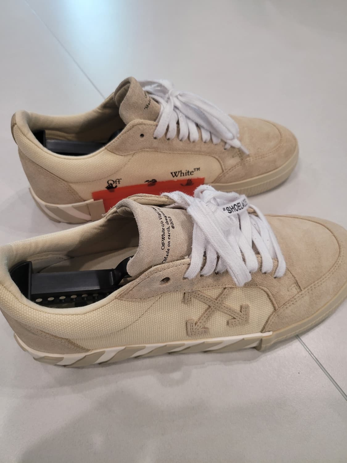 시선을 사로잡는 한 끗 차이, 오프화이트 벌카 스니커즈 OFF WHITE 상품이미지2