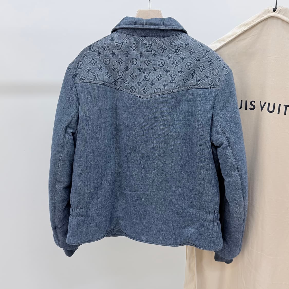 [S+급/48] 루이비통 모노그램 패디드 데님 패딩 자켓 상품이미지4