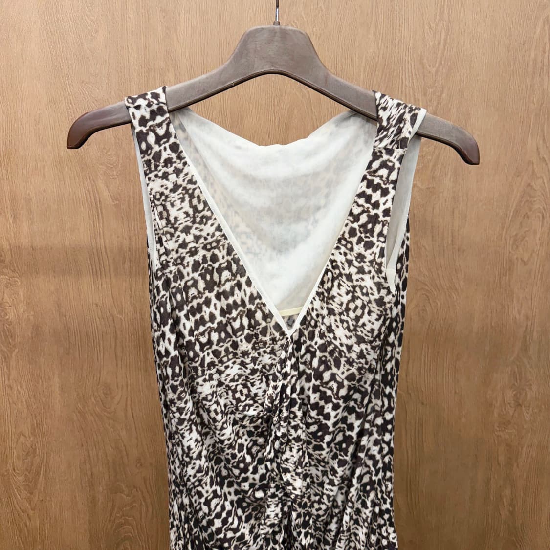 막스마라 슬리브리스 블라우스 호피 패턴 프릴 브이넥 로우하이 헴 디테일 상품이미지4