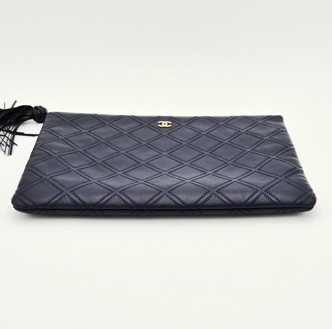 샤넬 클래식 테슬 퀼팅 클러치
네이비 금장 A82708
 상품이미지7