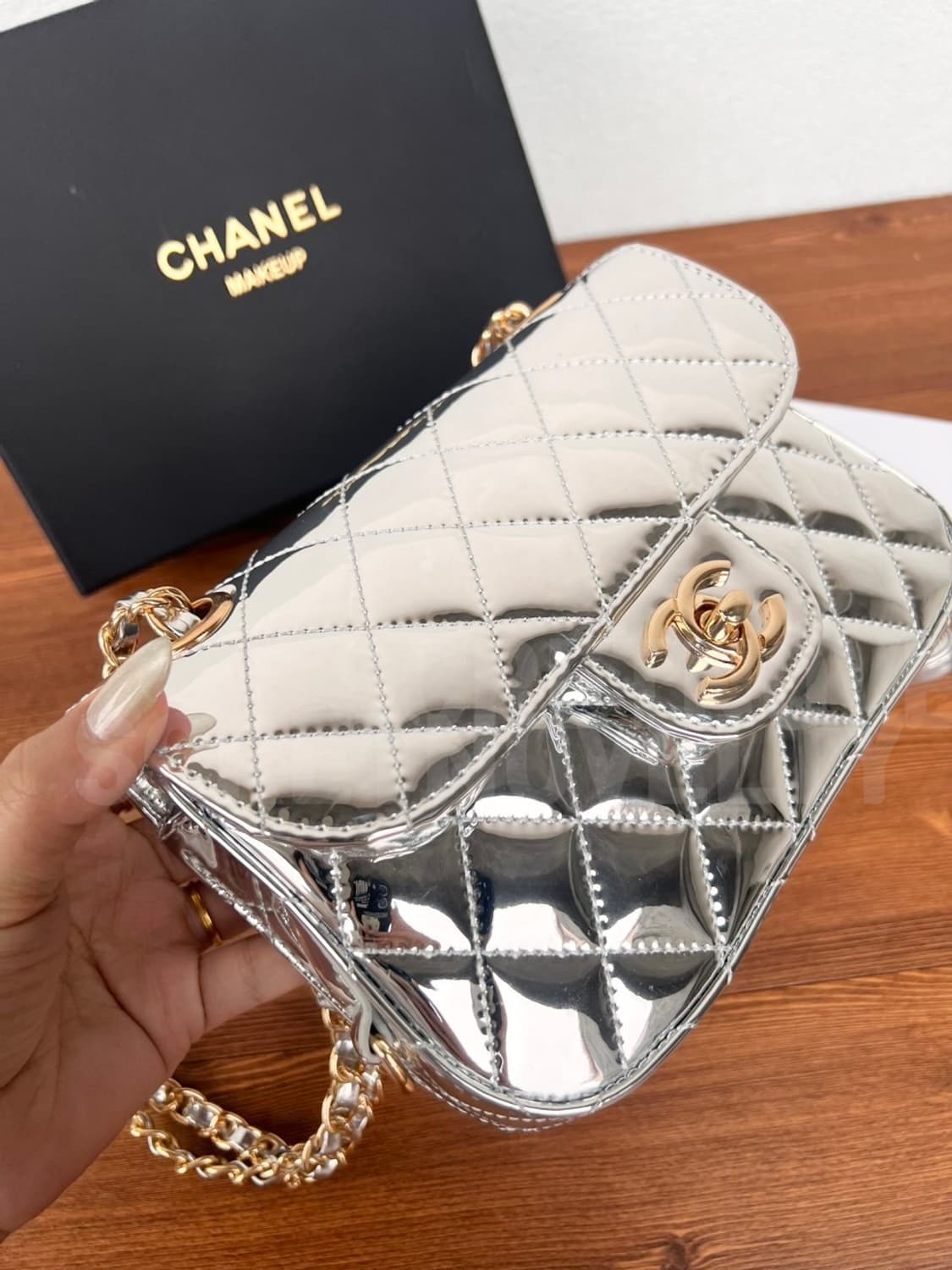   샤넬 뷰티 VIP 실버 메탈 크로스백 파우치 및 스타 코인 퍼스 세트 상품이미지4