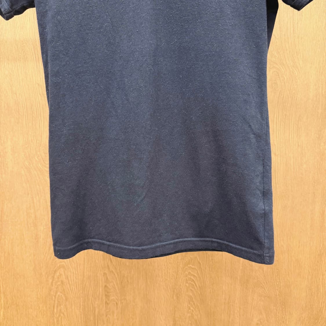 엠포리오 아르마니 브이넥 반팔 크리스탈 이글 로고 디테일 블랙 상품이미지4