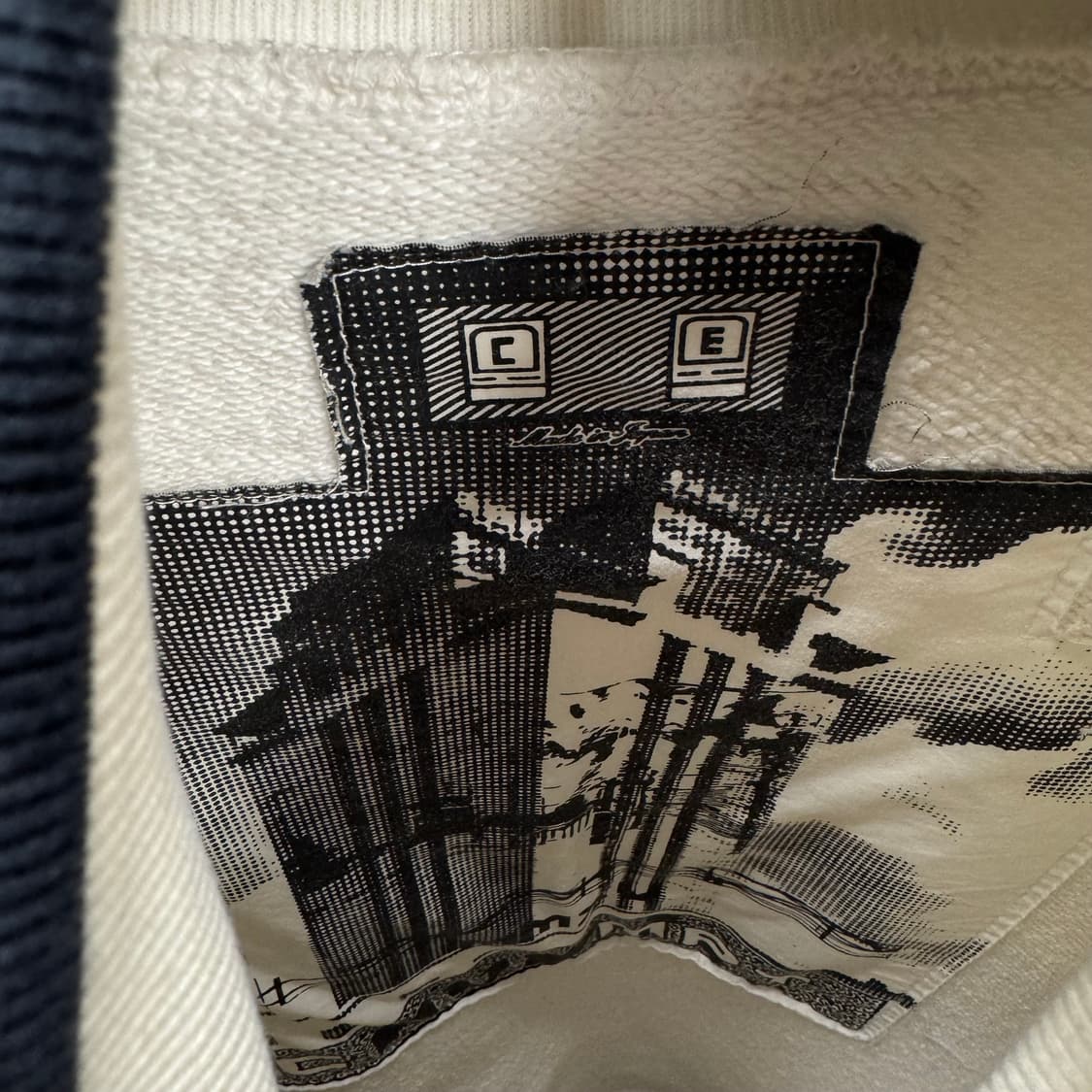 카브엠트 원포켓 스웻셔츠 후면 CE 로고 포인트 화이트 맨투맨 상품이미지6