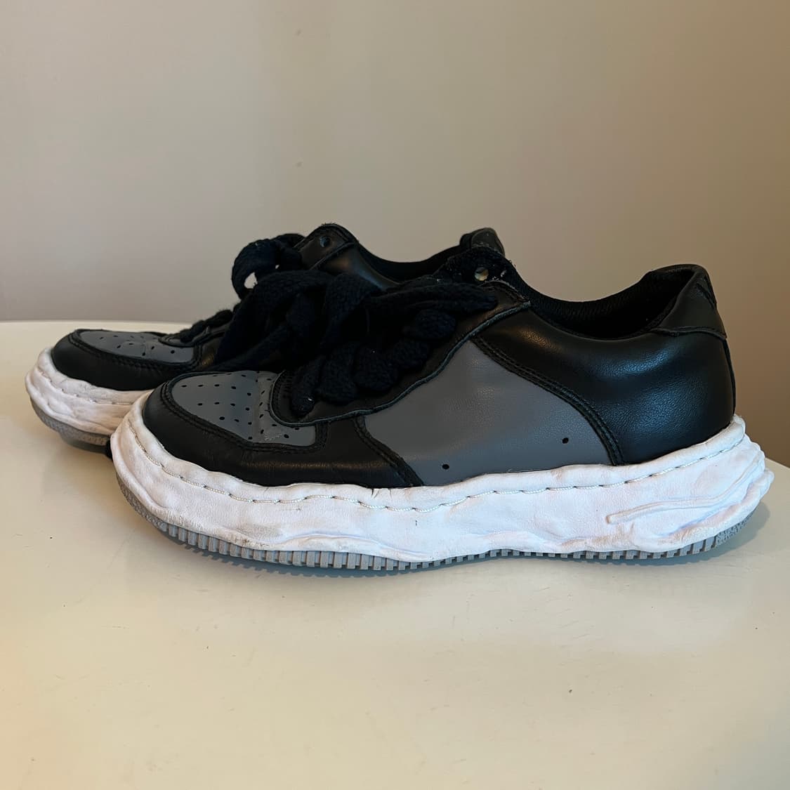 메종 미하라 야스히로 웨인 OG 솔 레더 로우탑 스니커즈 블랙 그레 상품이미지2