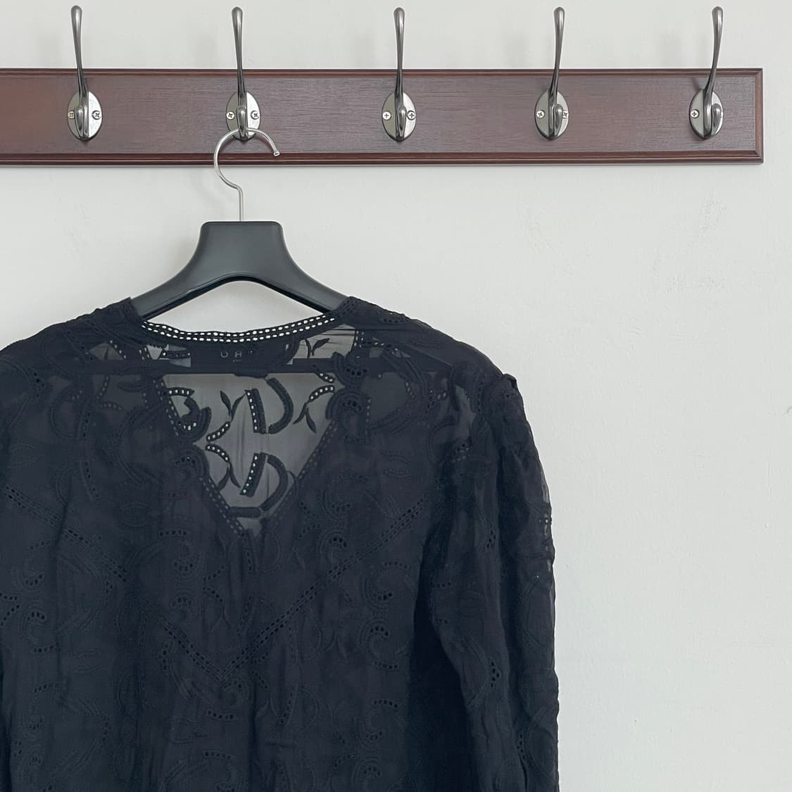 21년식 이로 블랙 레이스 V 넥 코튼 블라우스 상품이미지5