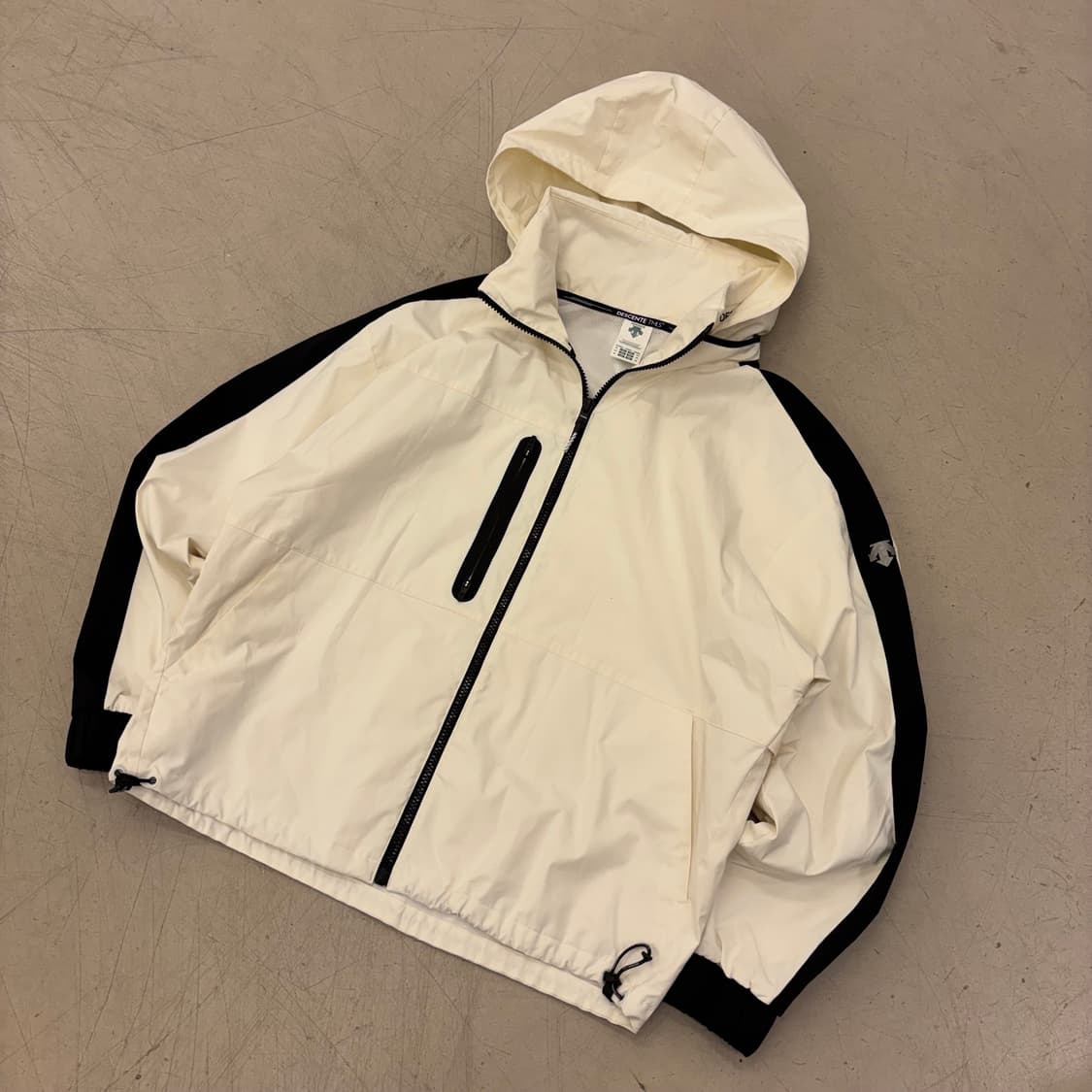 데상트 투톤 바람막이 상품이미지1