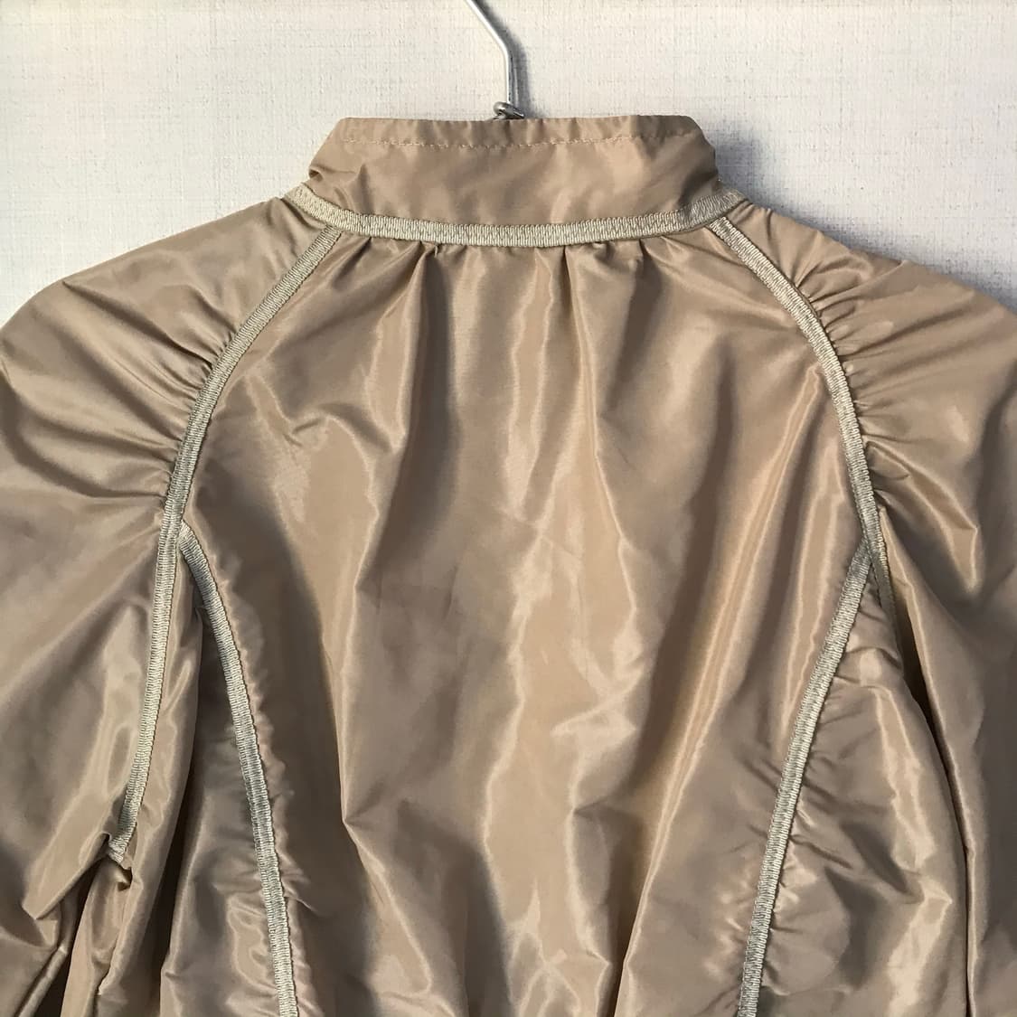 Beige nylon shirred jacket 상품이미지5