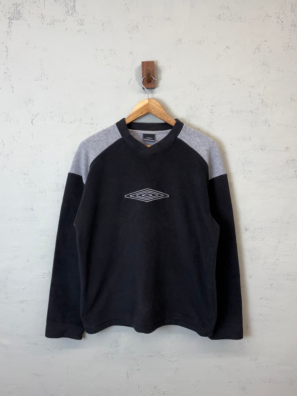 엄브로 올드스쿨 빅로고 후리스 웜업 상품이미지1