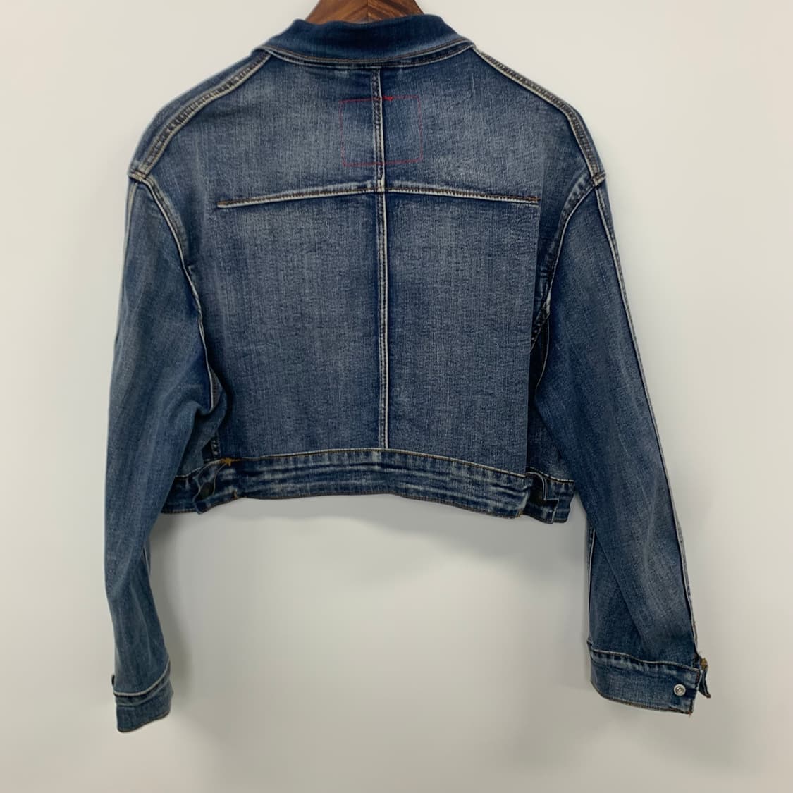 리바이스 우먼스 레드탭 워싱 크롭 데님 자켓 상품이미지4