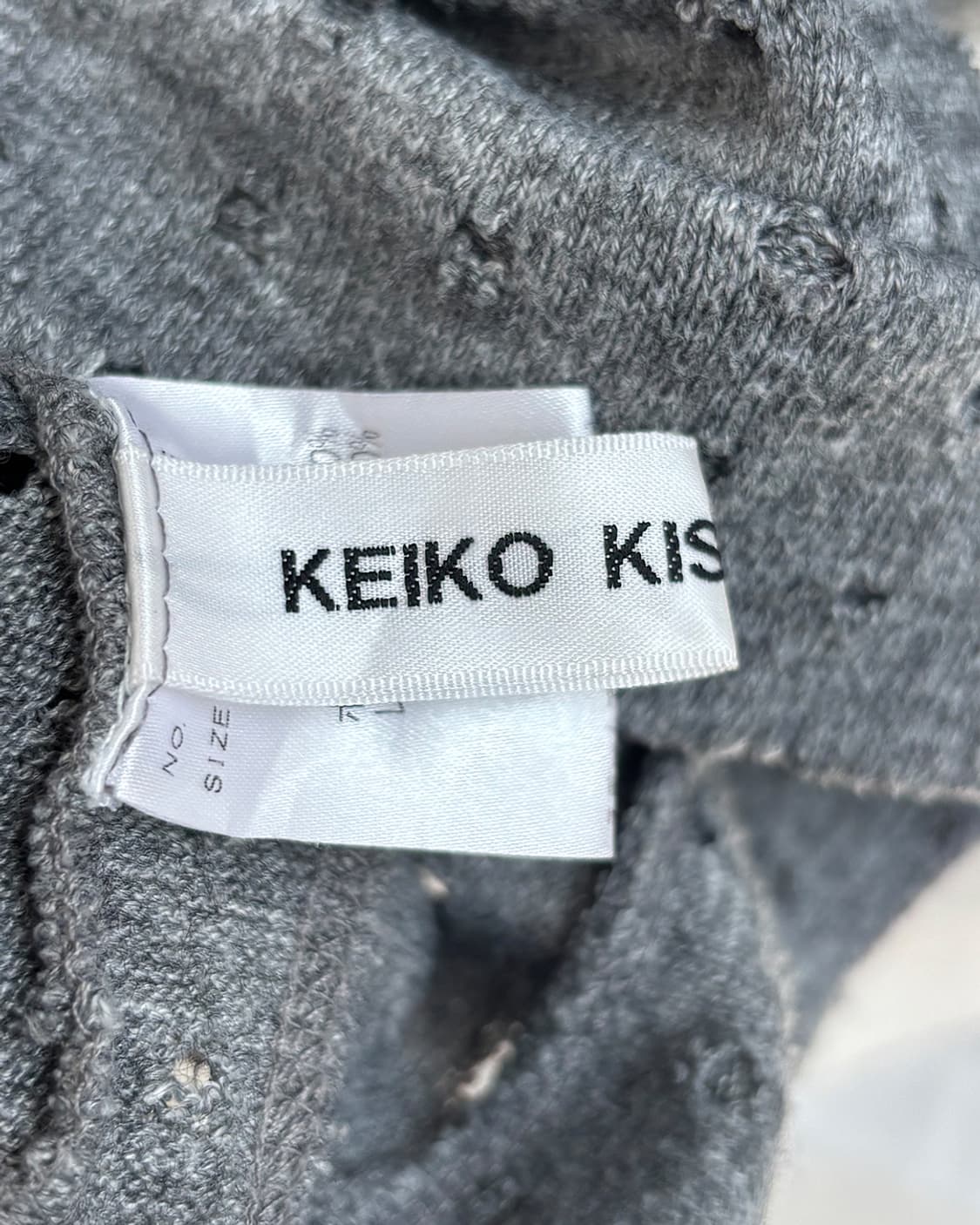 KEIKO KISHI 그레이 펀칭 돌먼 슬리브 탑 상품이미지9