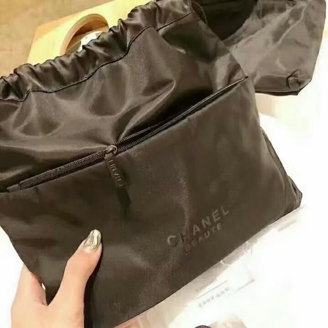 샤넬뷰티 복조리형 파우치 스트링 파우치 블랙 상품이미지3