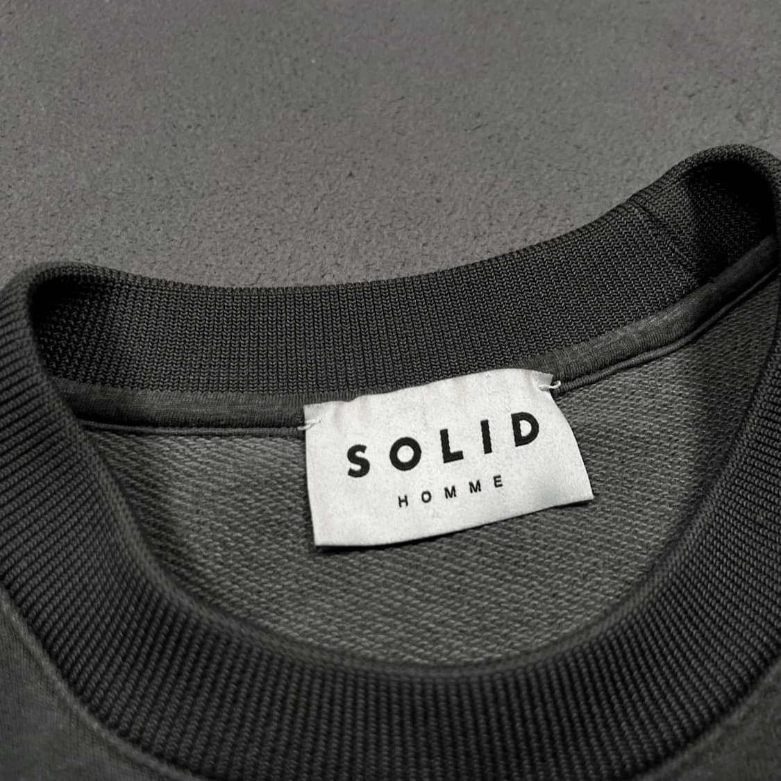 솔리드옴므 20FW 그레이 맨투맨 상품이미지5