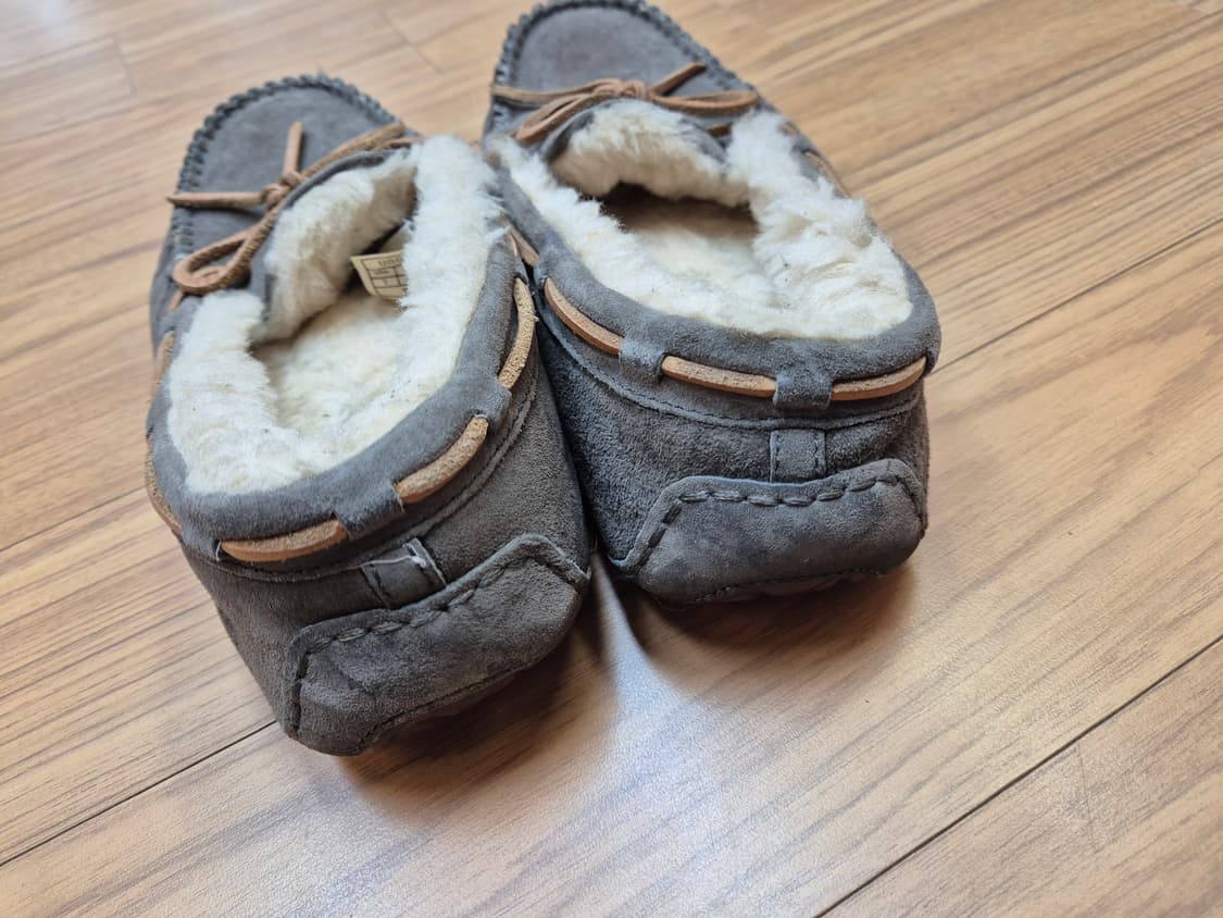 UGG 어그 여성 모카신 240mm 회색 제품입니다. 실내에서 착용하기  상품이미지3