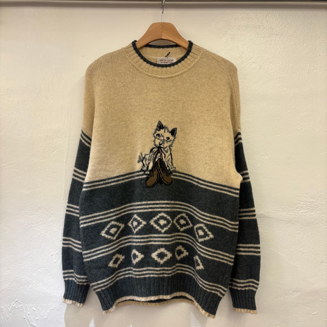 UNITED COLORS OF BENETTON 고양이 자수 배색 니트 상품이미지1