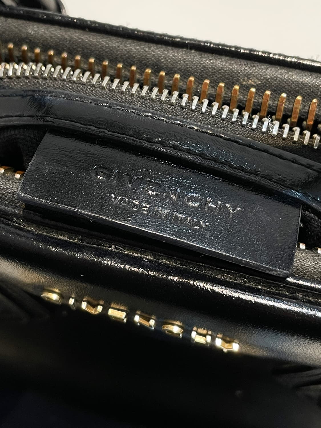 지방시 안티고나 유광 토트백 A1529 상품이미지9