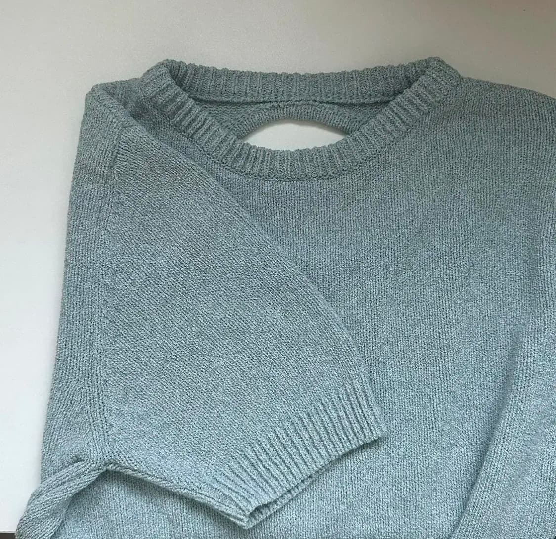 아모멘토 BACK CUT-OUT PULLOVER SKY 상품이미지5