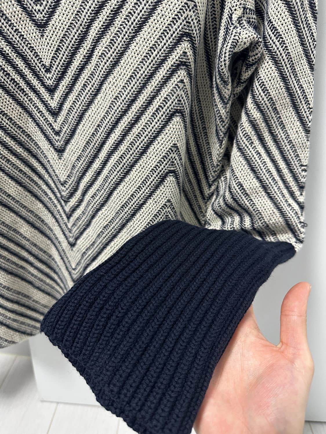 비비안 체브론 패턴 스웨터 상품이미지3