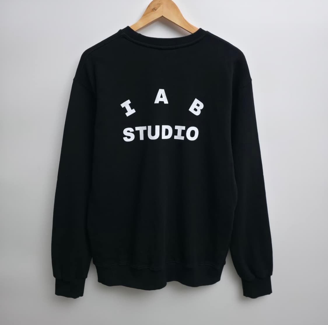 아이앱 스튜디오 맨투맨 블랙 상품이미지2