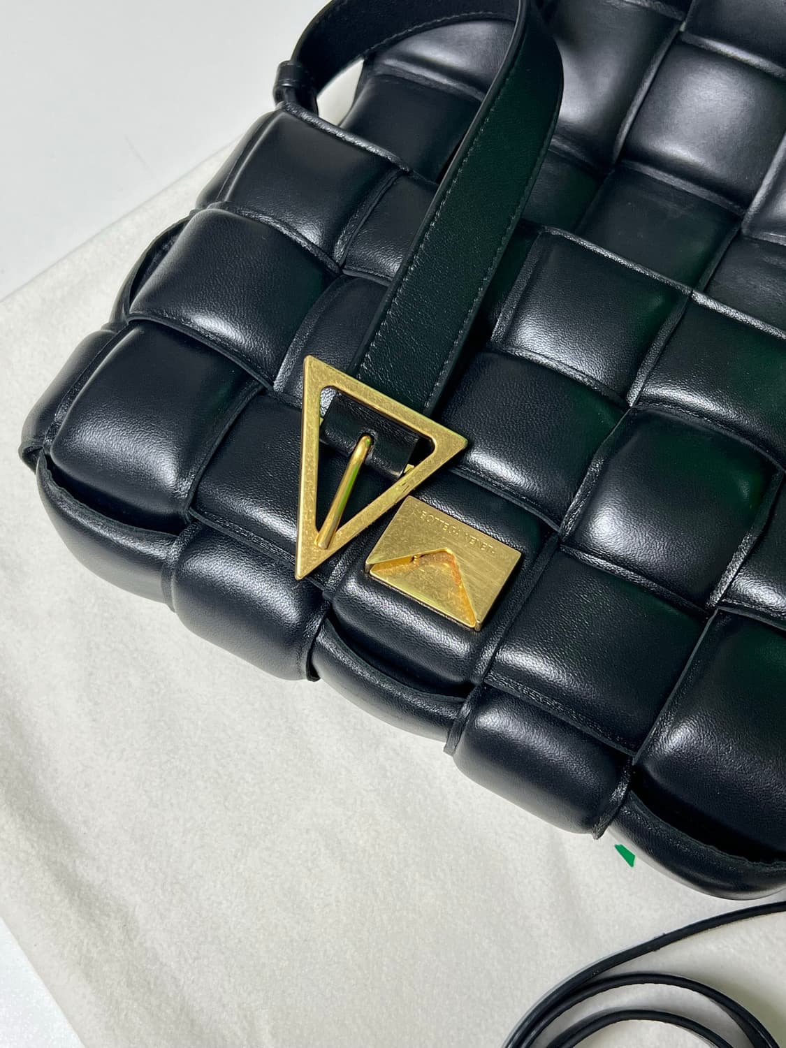 [정품] 백화점판 / 보테가베네타 패딩 카세트백 블랙 금장 상품이미지10