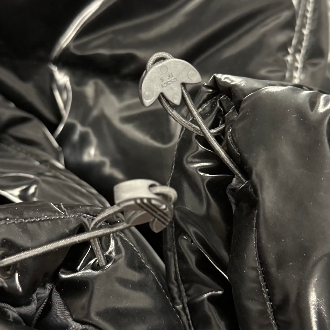 아디다스 블랙 유광 숏패딩  상품이미지8