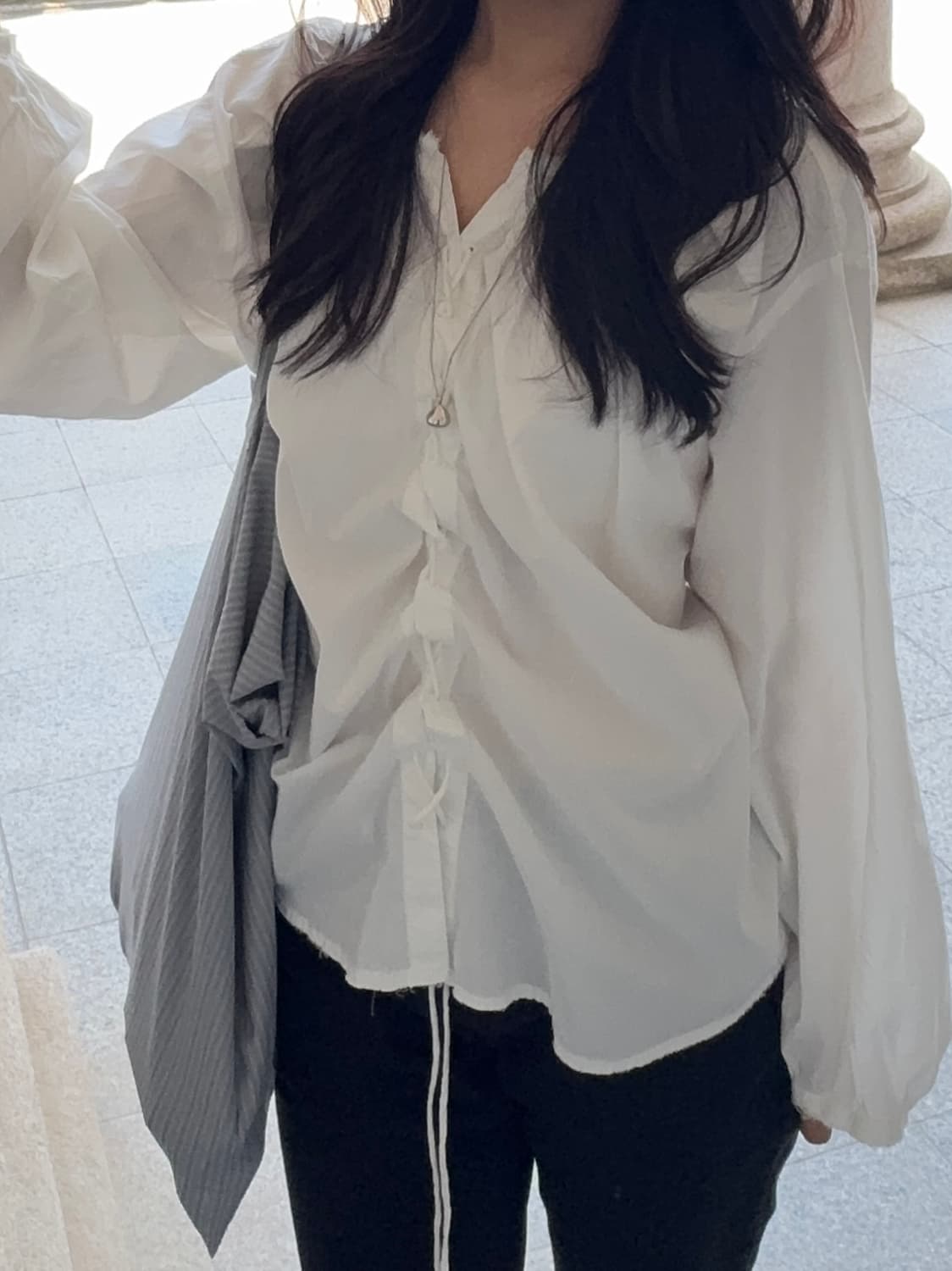 베르소 VERSO 핸드 스모킹 블라우스 화이트 상품이미지3