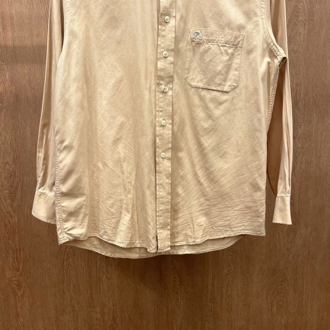 버버리 런던 코튼 셔츠 체스트 싱글 포켓 로고 자수 무지 디테일 베이지 상품이미지5