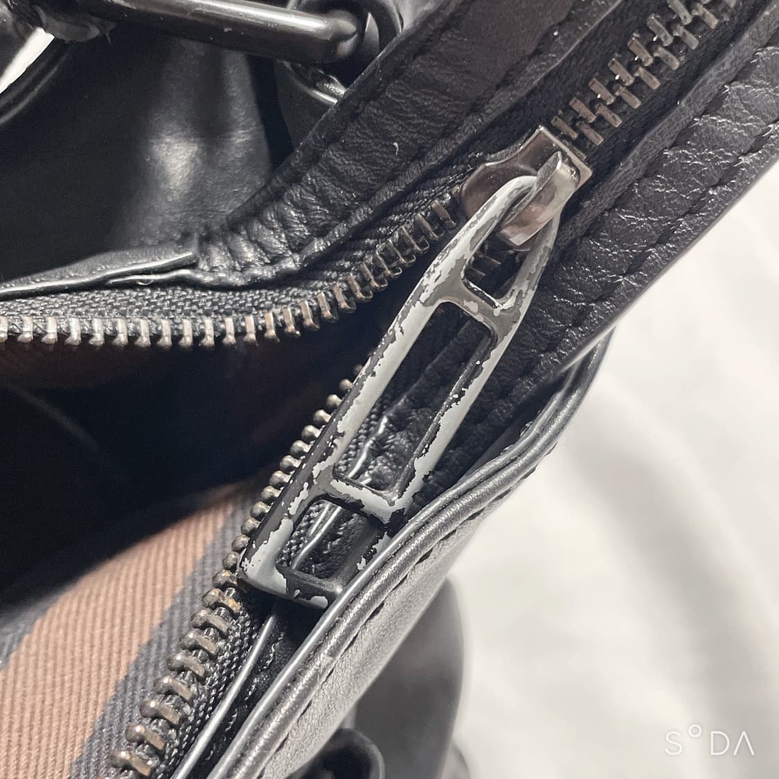 버버리 블랙 레더 호보백 상품이미지9