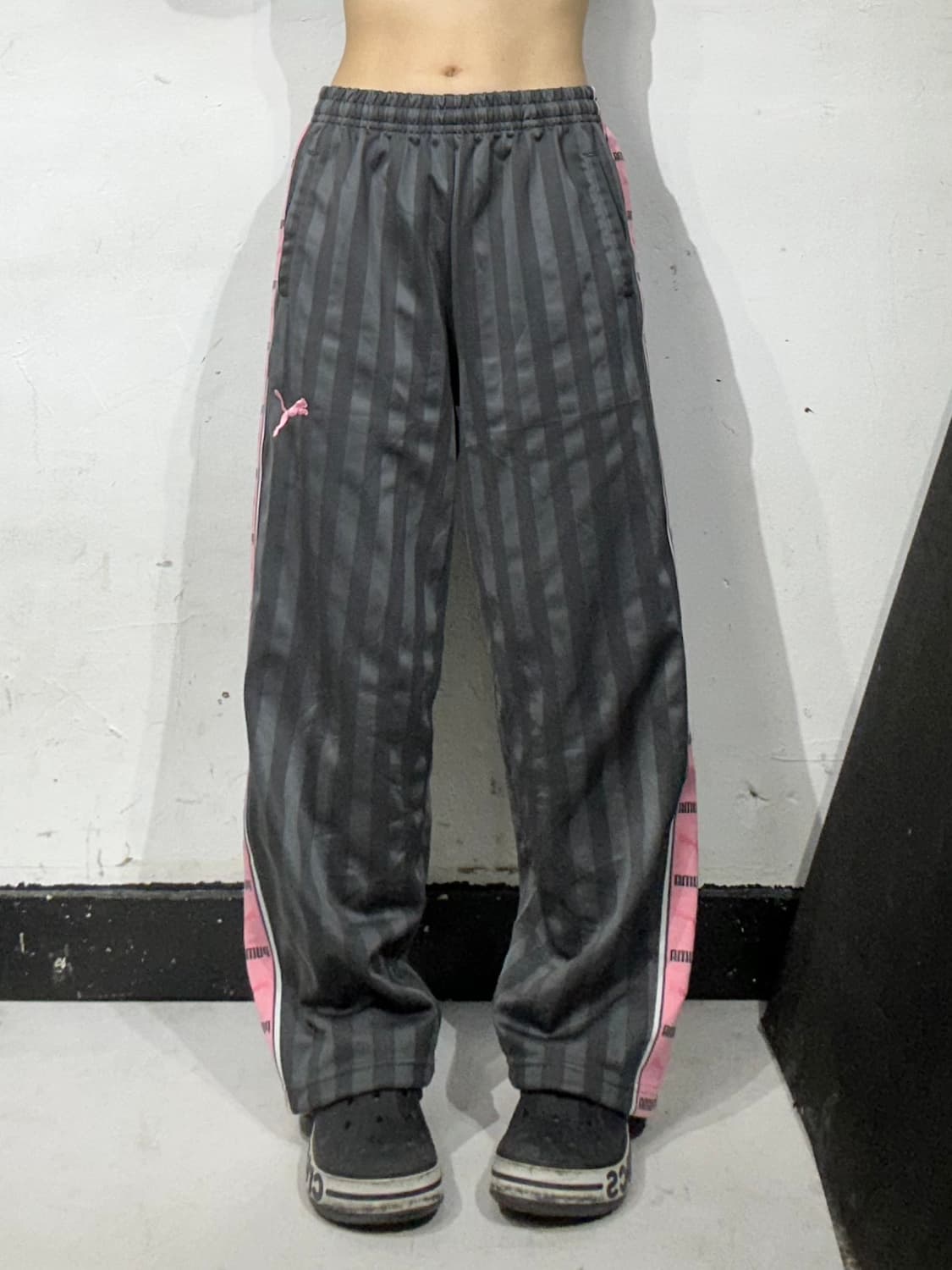 푸마 차콜 핑크 로고 사이드 라인 와이드 트레이닝 팬츠 S 상품이미지2