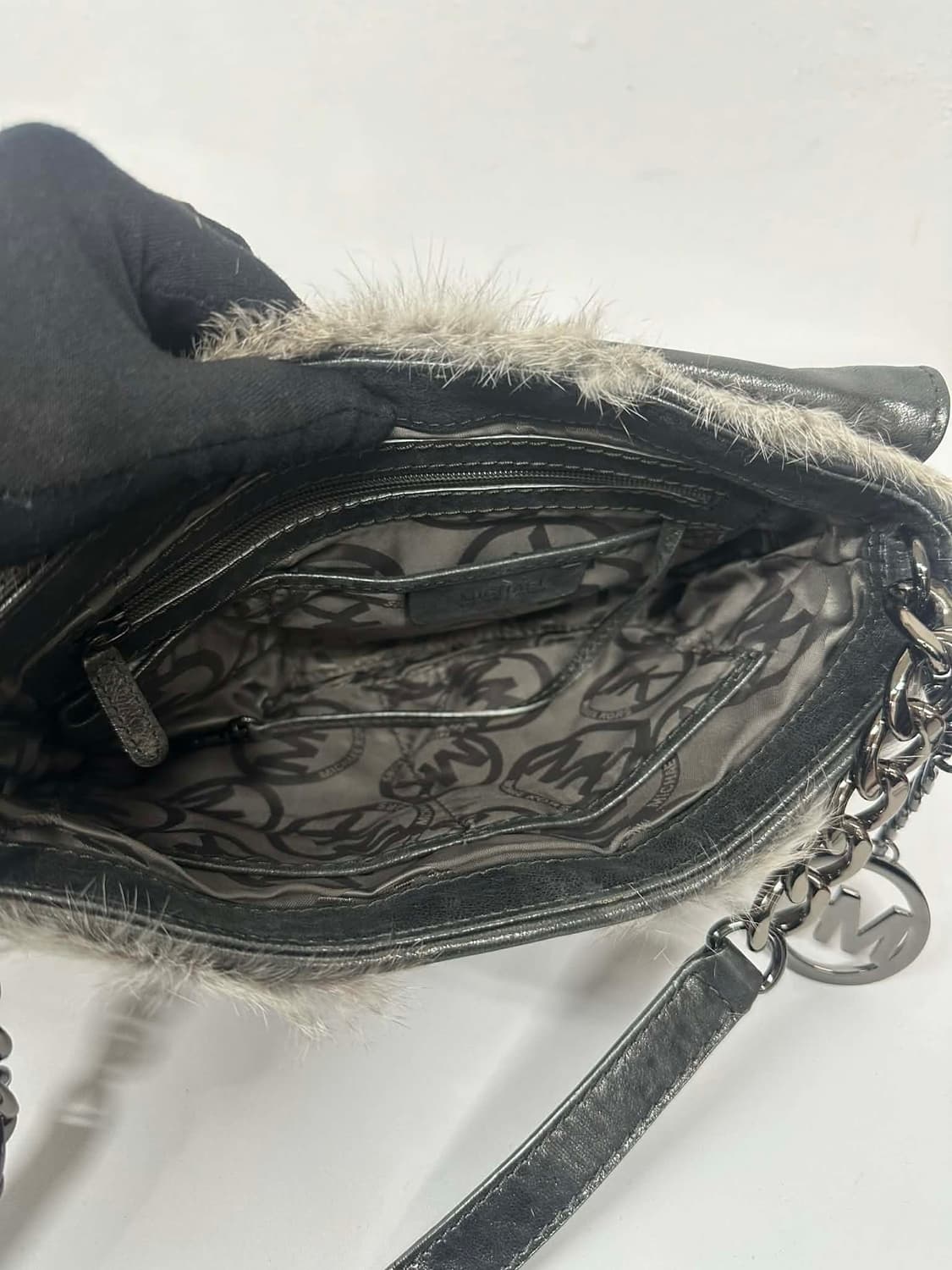 마이클코어스 y2k 토끼퍼 송치 체인 크로스바디 숄더백 상품이미지8