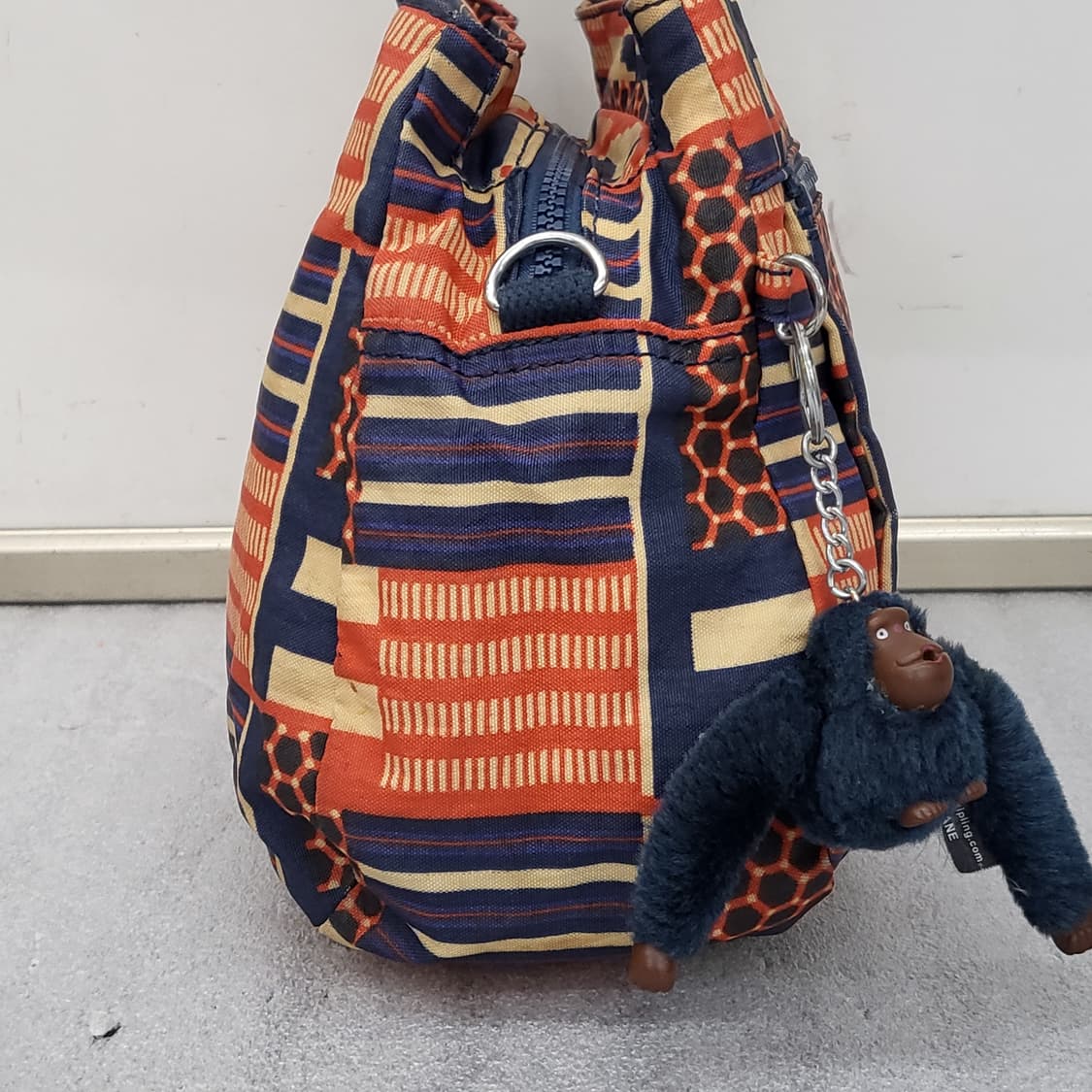 키플링 특유의 패턴이 돋보이는 토트백 상품이미지6