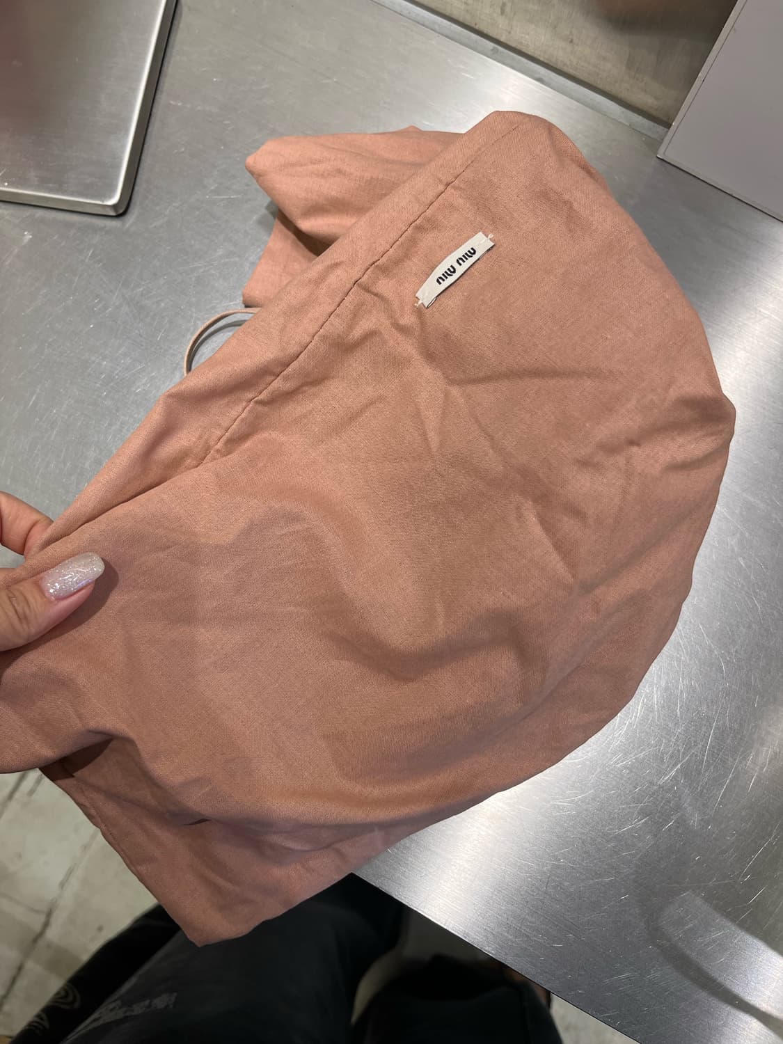 미우미우 마드라스 엠보싱 로고 레더 숄더백 상품이미지8