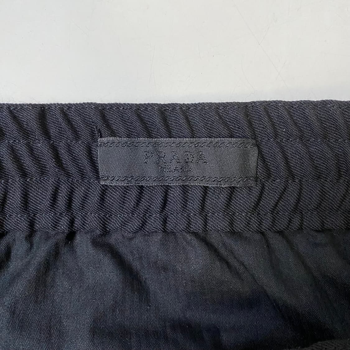 [M] 프라다 삼각로고 버뮤다 반바지 블랙 상품이미지3