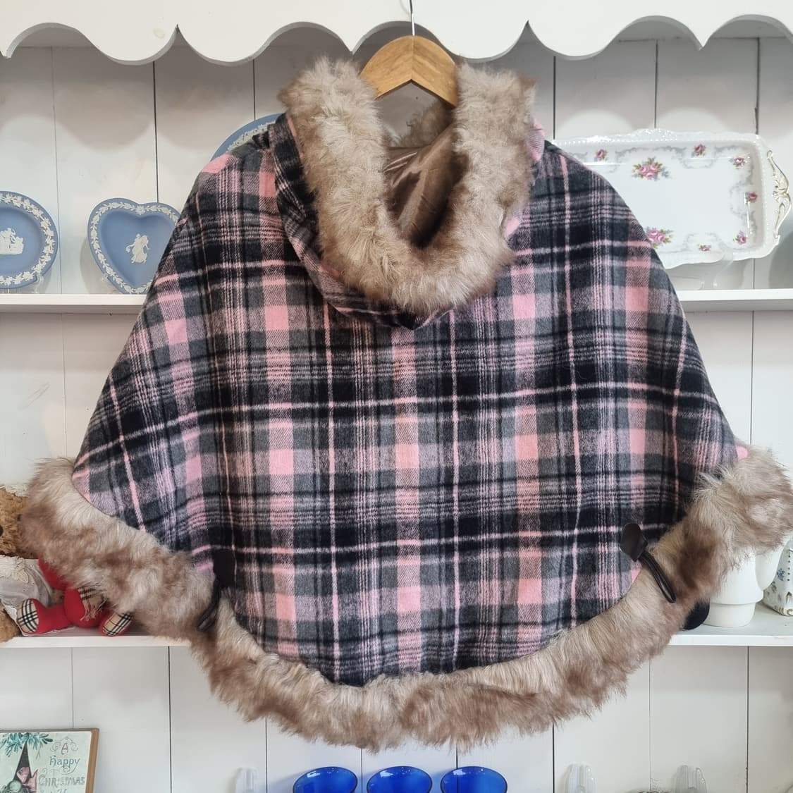 딸기우유 체크 퍼 케이프 상품이미지7