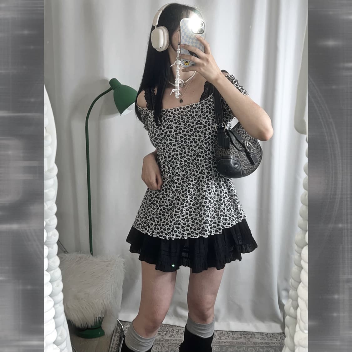 블랙 & 화이트 플라워 오프숄더 반팔 블라우스  상품이미지1
