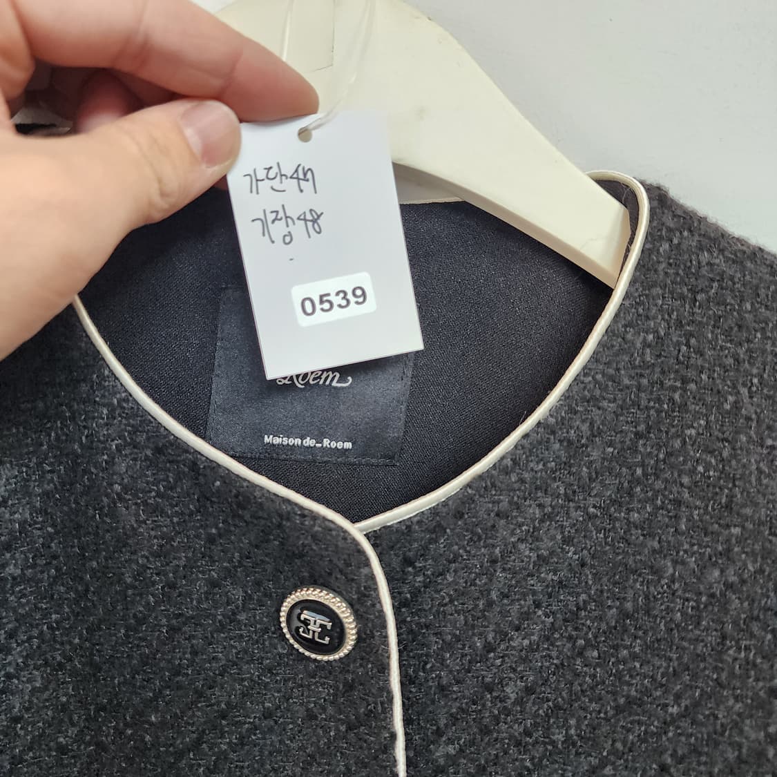 로엠 블랙 트위드 노카라 자켓 상품이미지6