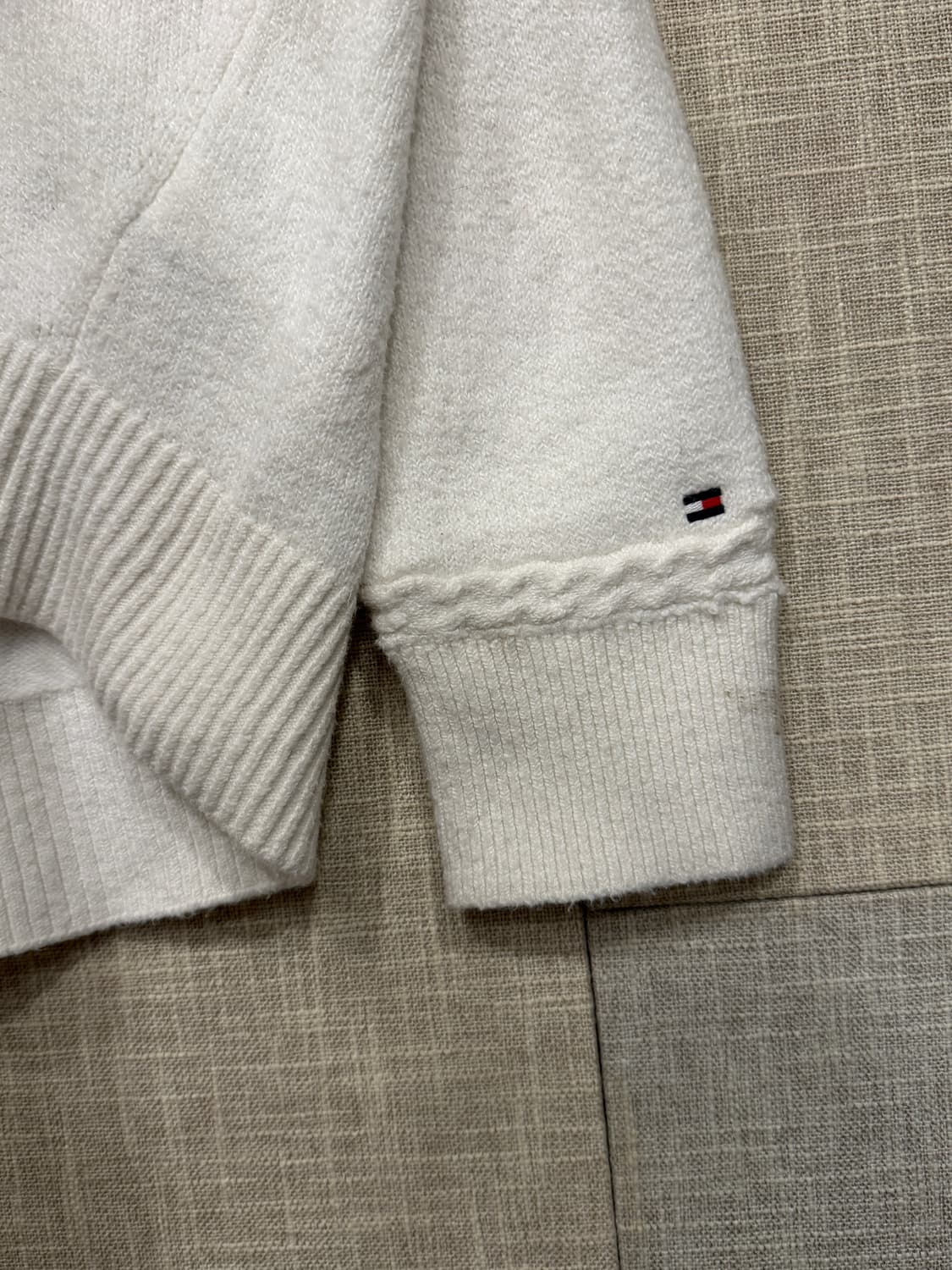 타미힐피거 스몰로고 브이넥 루즈핏 니트 M 화이트(W) 상품이미지3